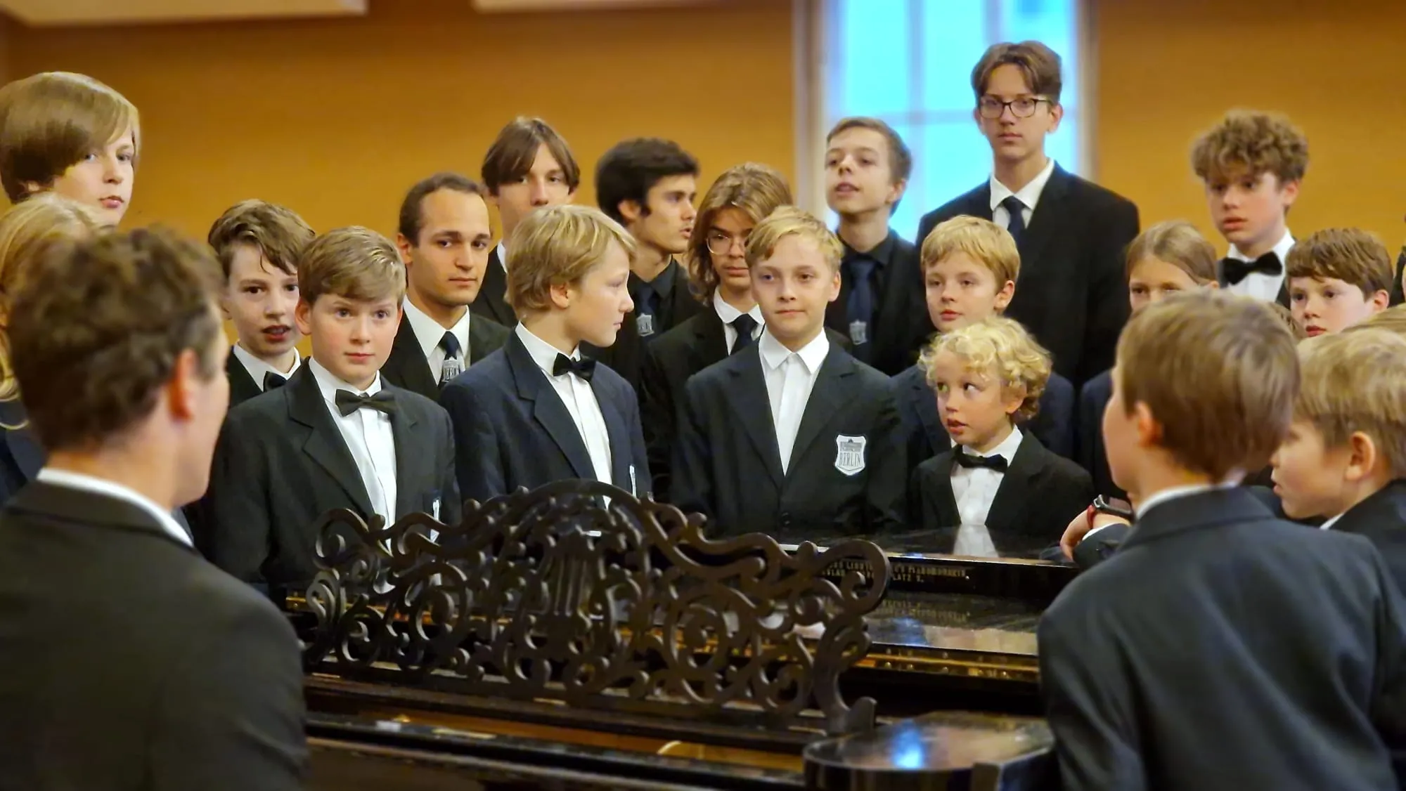 Kochknaben am Klavier